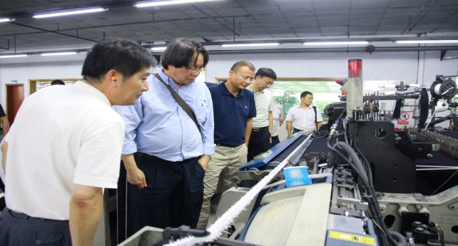 圖為巴州人民政府考察團(tuán)一行在達(dá)豐牛仔生產(chǎn)車間參觀（宋有常攝）_副本.jpg